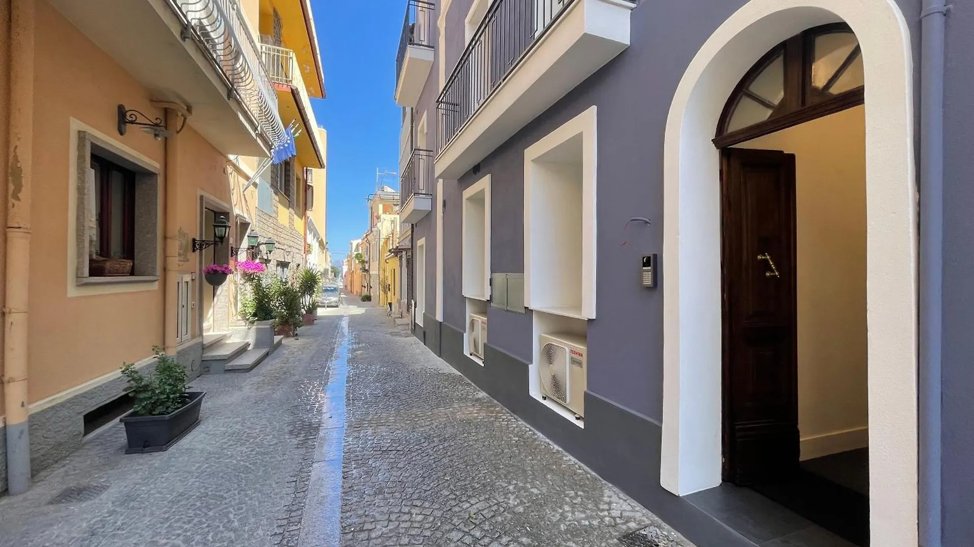 Superior Luxurious Romantic Getaway - Historical Centre - Fully Equipped & Renovated - Garibaldi#3 Olbia Italy