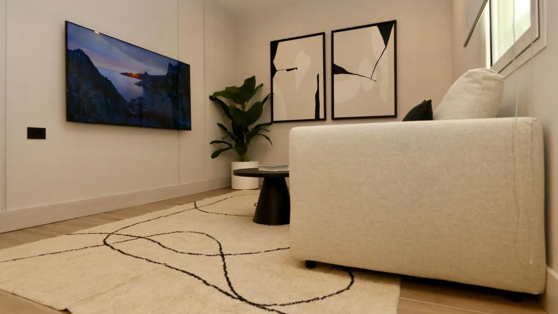 Superior Luxurious Romantic Getaway - Historical Centre - Fully Equipped & Renovated - Garibaldi#3 Olbia Apartment